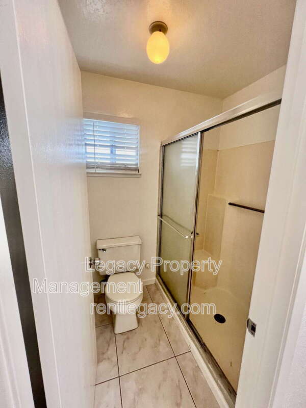 Building Photo - 827 Crested Dr