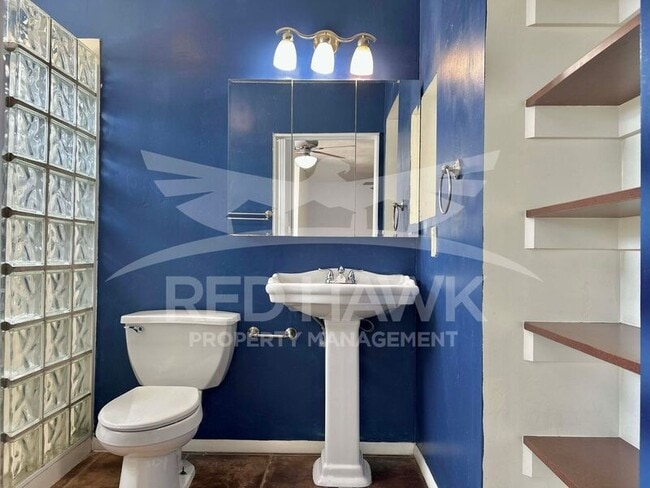 Building Photo - 820 W University Dr