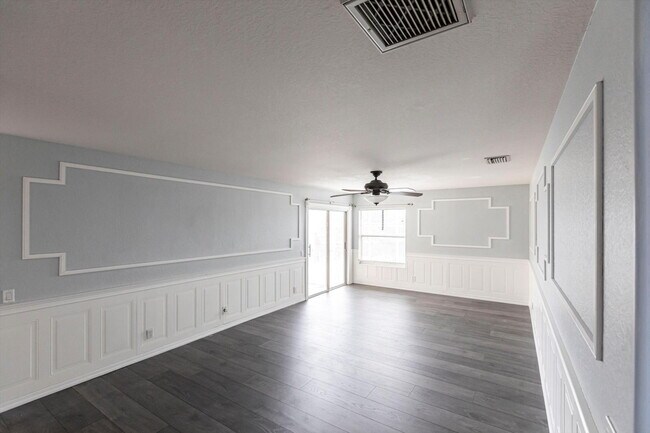 Building Photo - Rare 5 Bedroom Pool Home in Gated Community