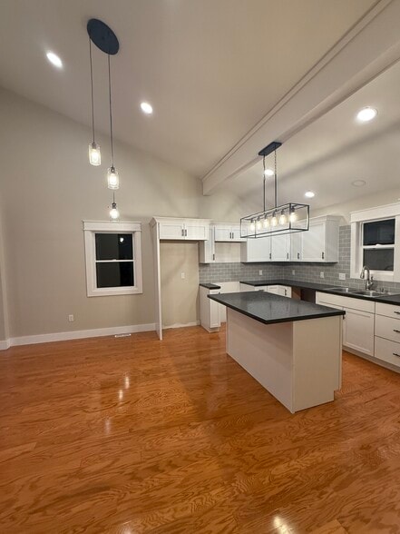 Building Photo - 202 Oak St