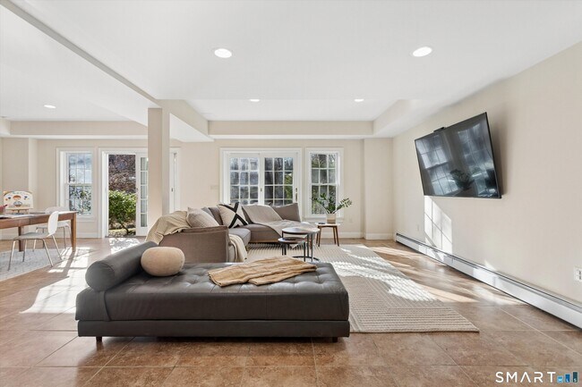 Building Photo - 166 Edward Pl