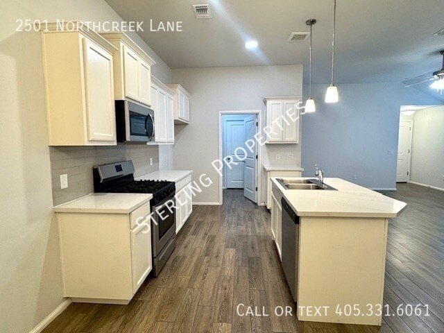 Building Photo - 2501 Northcreek Ln
