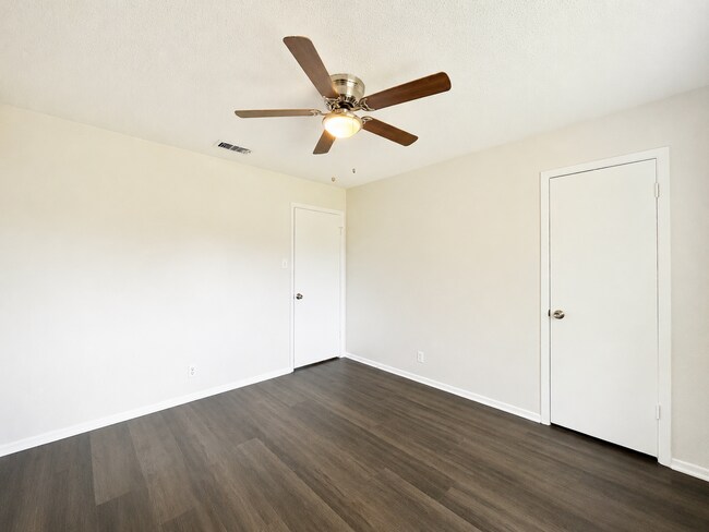 Building Photo - Gorgeous 3/2 recently renovated in homey neighborhood