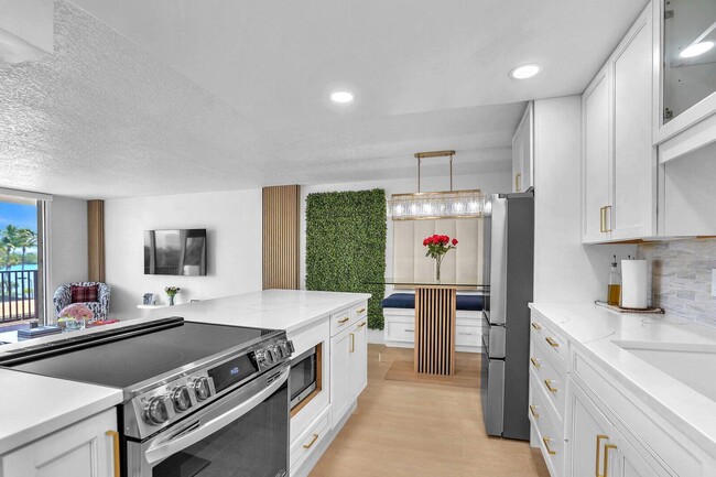 Building Photo - 2121 N Ocean Blvd