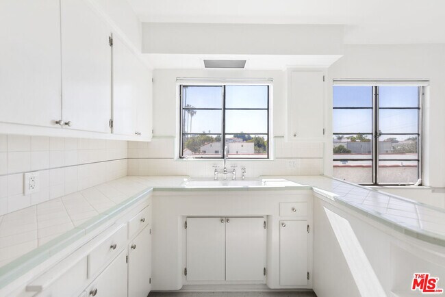 Building Photo - 1033 S Tremaine Ave