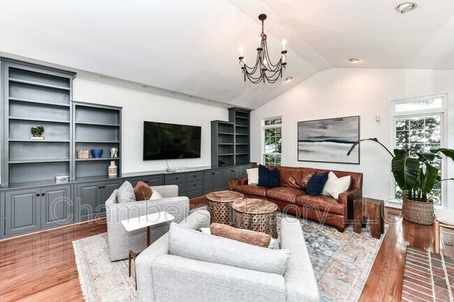 Building Photo - 641 Meade Dr SW