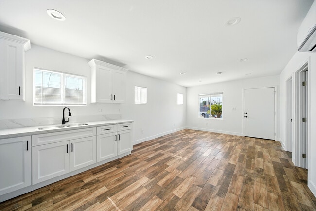 Building Photo - 523 W 78th St