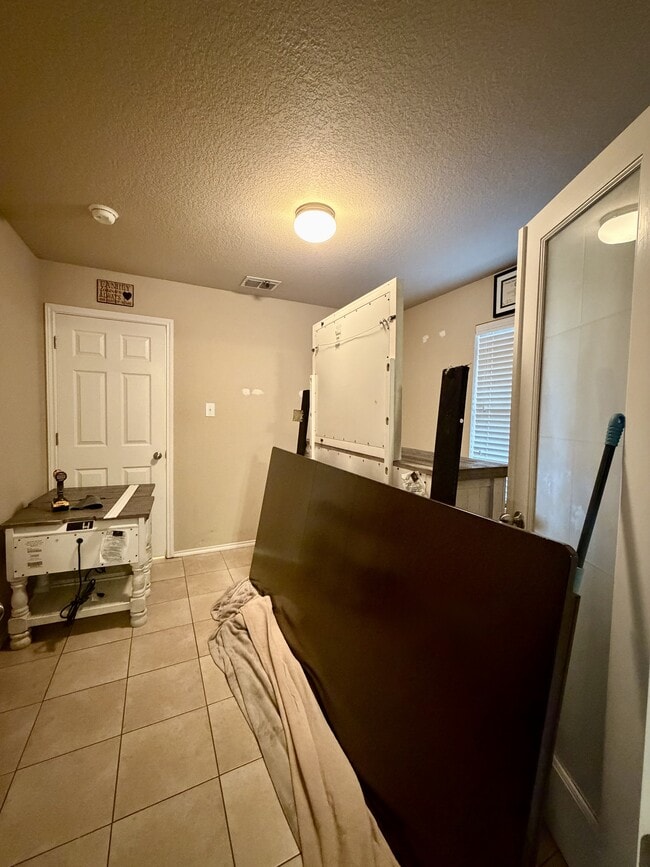 Building Photo - 419 Dolly Dr