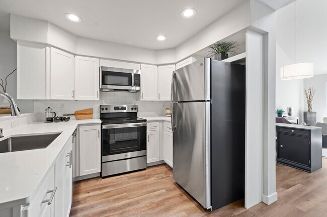 Building Photo - Water’s Edge Townhomes – Luxury Townhomes for Rent in Tacoma