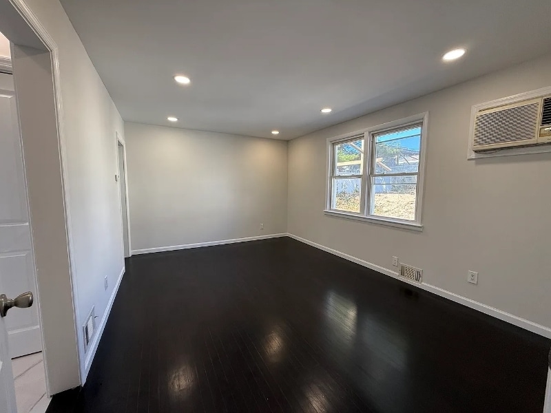 Building Photo - 627 Mola Blvd