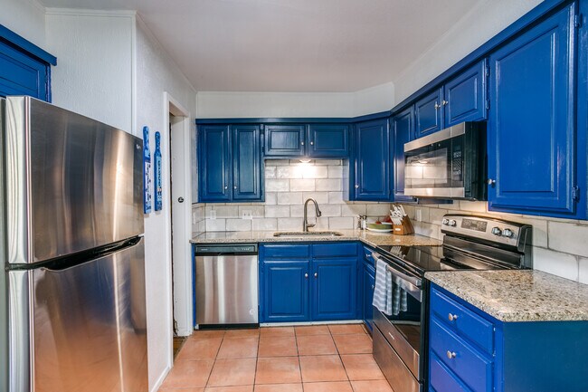 Cute kitchen, decorator colors and stainless appliances and granite countertops - 3241 Sandage Ave