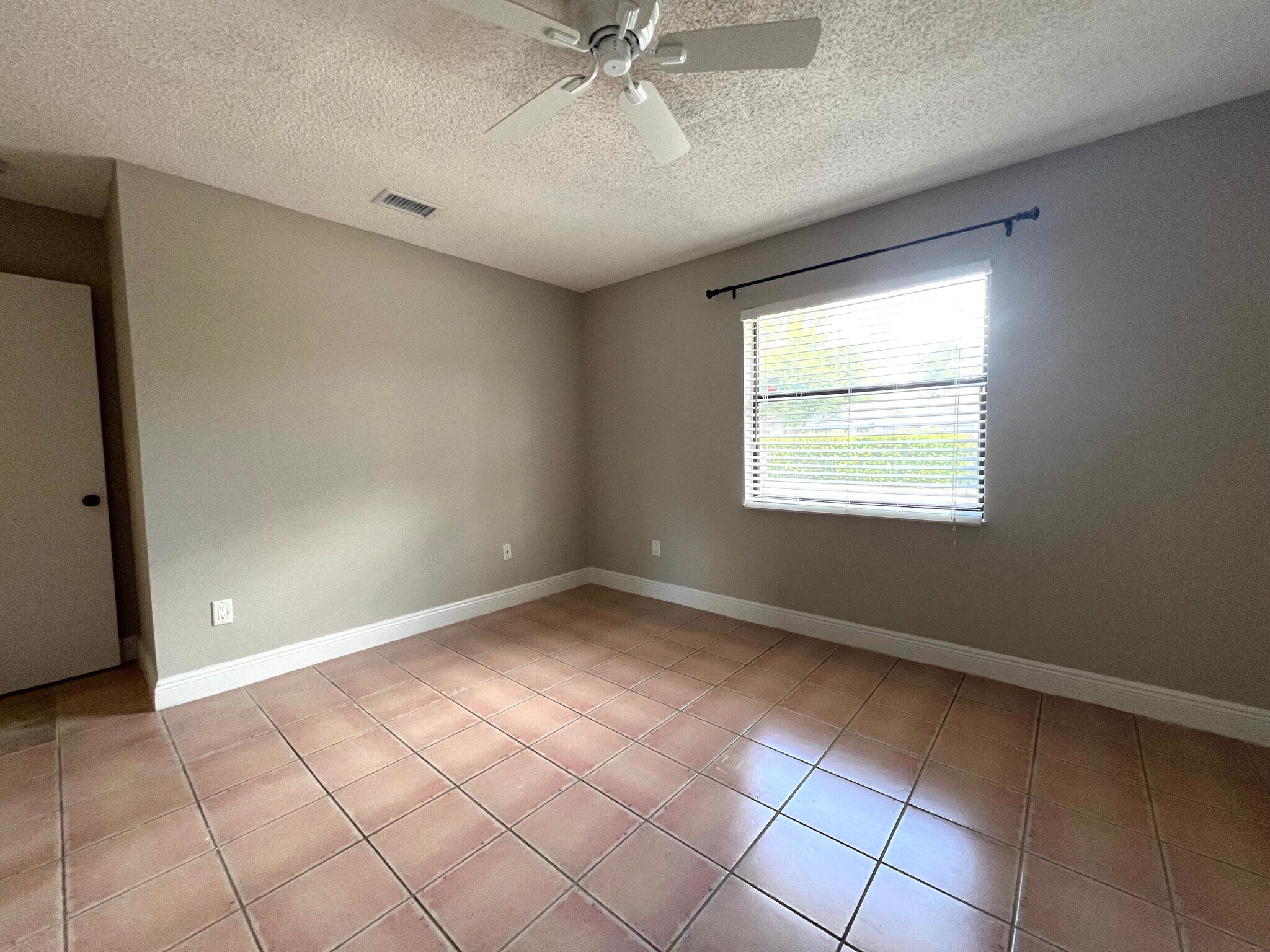 Building Photo - 1077 Goldenrod Rd