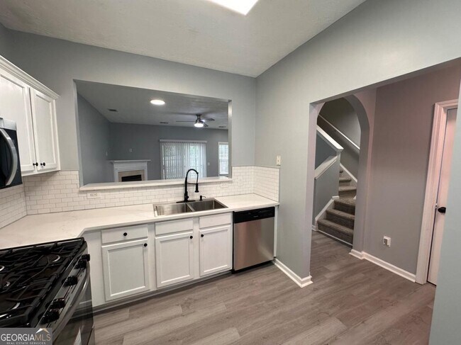 Building Photo - 2025 Austin Park Cir