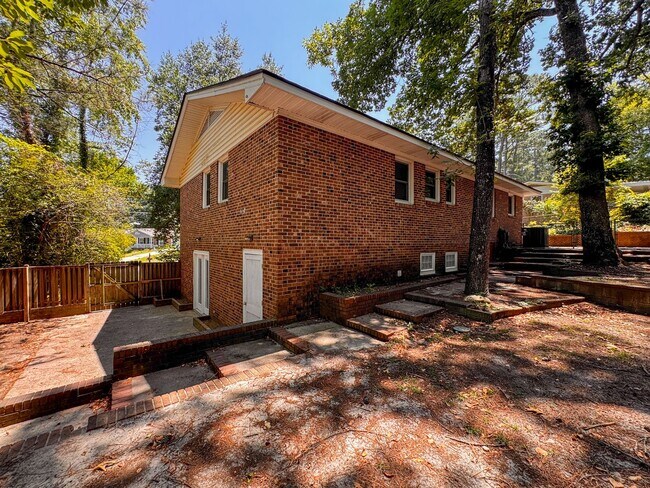 Building Photo - Spacious 4 Bed 2.5 bath Home Close to Fort Bragg
