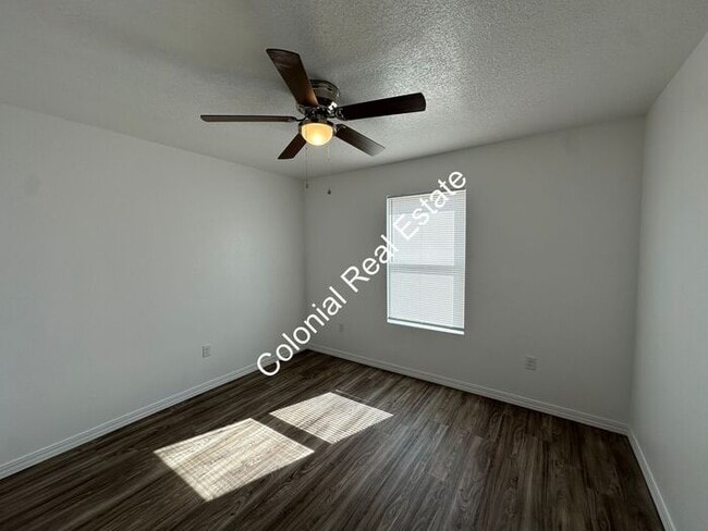 Building Photo - Spacious and updated 2 bedroom 2 bathroom apartment for rent. Central heat and air, granite count...