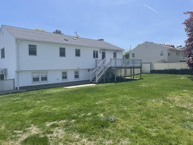 Building Photo - 5 Pine Crest Dr