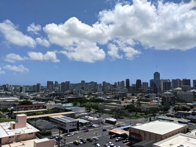 Building Photo - 718x