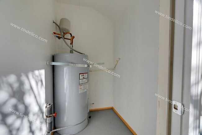 Building Photo - $500 OFF 2ND MONTH RENT** Spacious Pet-Friendly Top-Floor Unit w/ Parking Included!