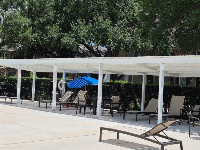 Building Photo - 10305 Briar Forest Dr