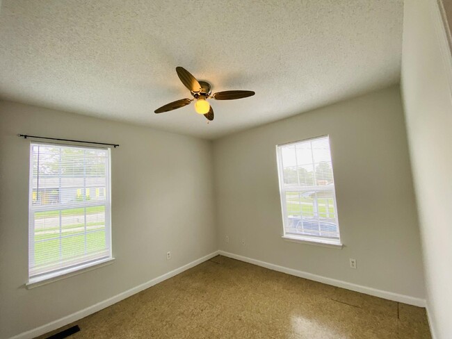 Building Photo - Accepting Section 8!!!  $400 off 1st month...