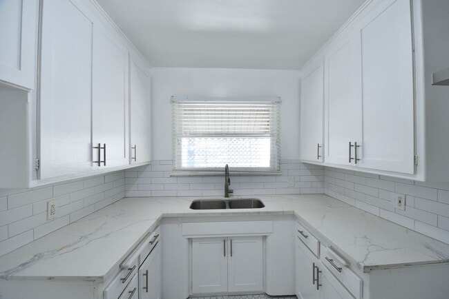 Building Photo - 11645 Moorpark St