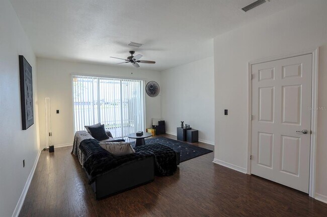 Building Photo - 9136 Hillcroft Dr