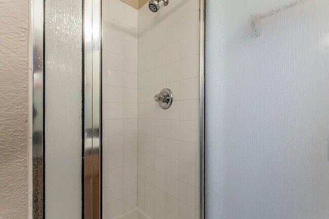 Building Photo - 3 BED / 2 Bath  AVAILABLE END OF JANUARY