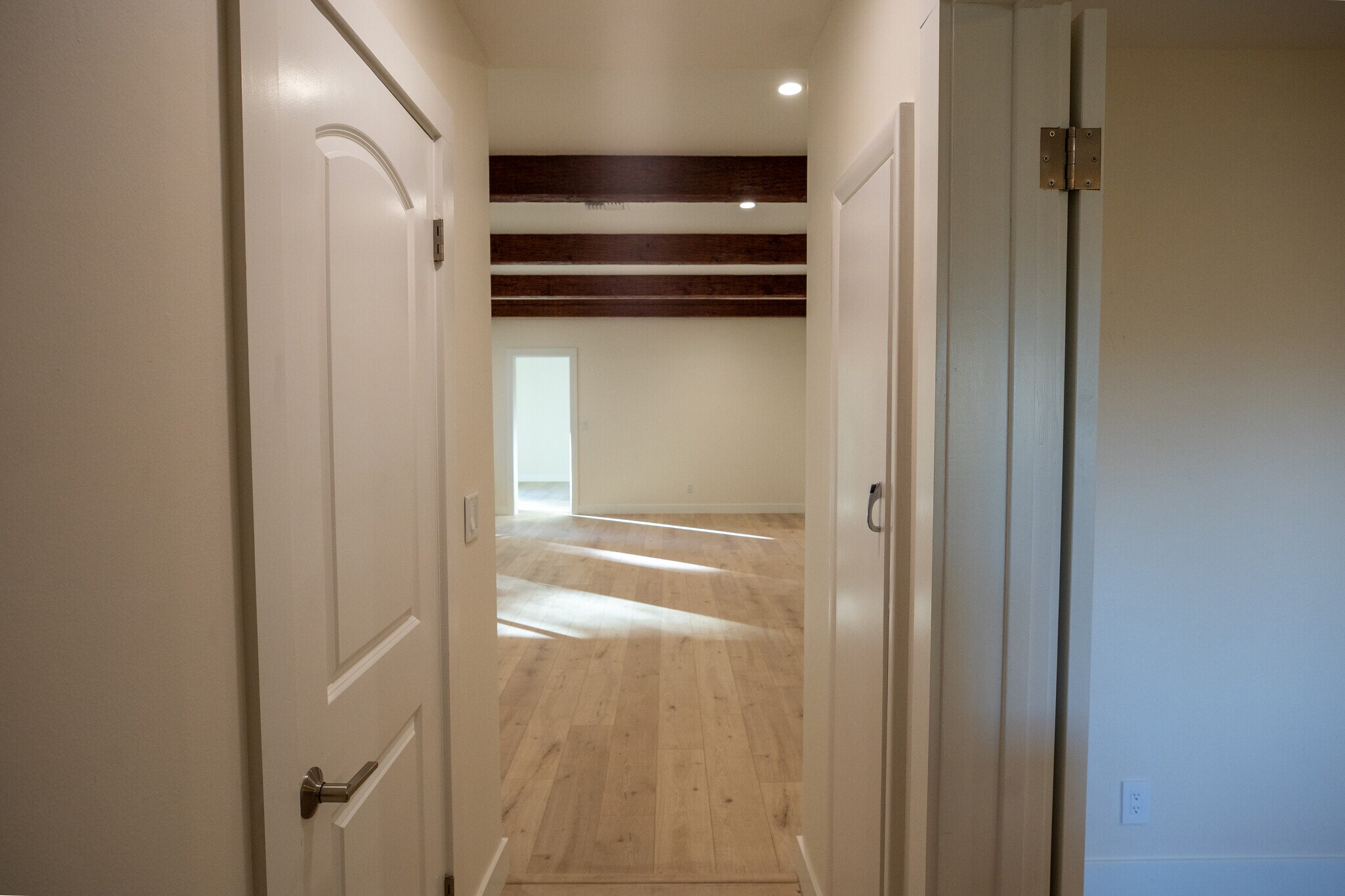 Building Photo - 384 Crazy Horse Canyon Rd