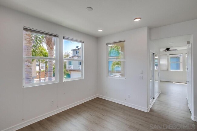 Building Photo - 2978 Beachwood Blf Wy