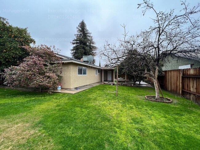 Building Photo - 3 bedroom/ 2 bathroom home located near New Stine Rd/ Wilson Rd