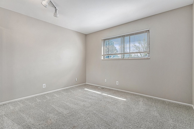 Building Photo - Charming Townhouse with Gas Fireplace & Ba...