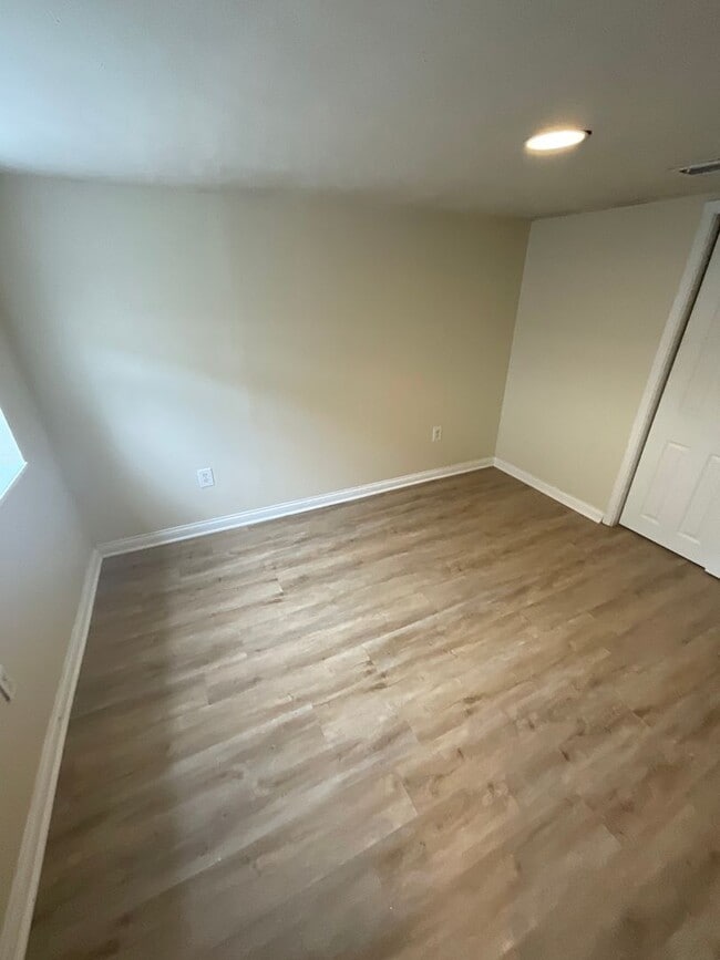 Building Photo - ***AVAILABLE AUGUST 2027*** 5 Bed 2 Bath house. Close to business school. Excellent Location!