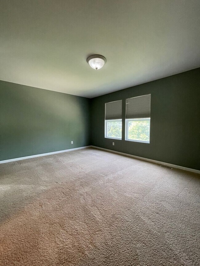 Building Photo - Four Bedroom Home in Applegate Neighborhood