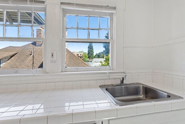 Building Photo - Large Studio apt close in SW! Pets OK!