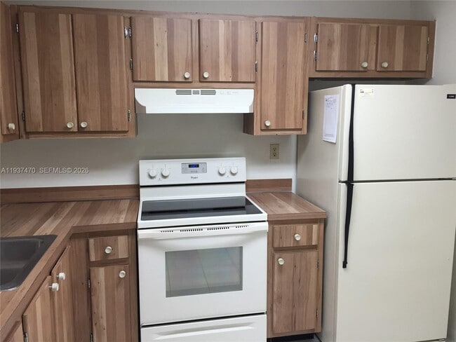 Building Photo - 10855 SW 112th Ave