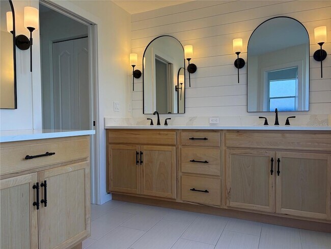 Building Photo - 5828 Sandy Pointe Dr