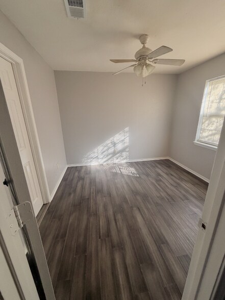 Building Photo - 1002 Pleasant Valley Ln