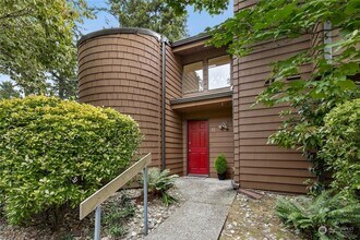 Building Photo - Great 1bed 1bath Location in Kirkland! Next to Village at Totem Lake Mall