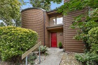 Building Photo - Great 1bed 1bath Location in Kirkland! Next to Village at Totem Lake Mall