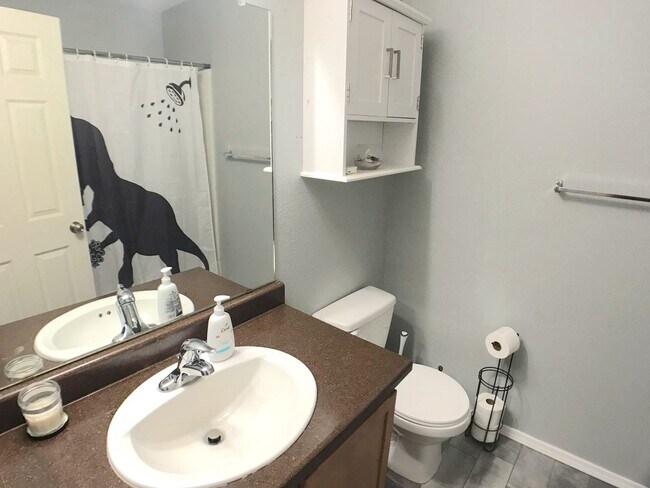 Building Photo - Don't miss out!  Beautiful 3 bedroom Los Lunas Home! Open Layout, spacious living room. Easy I-25...