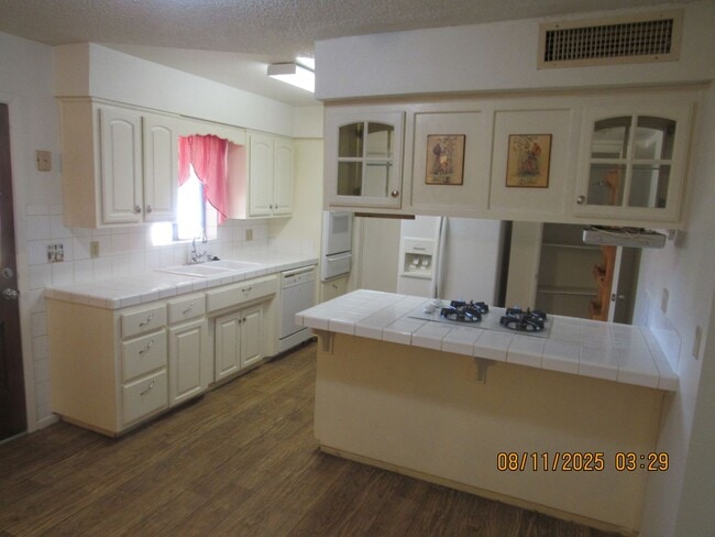 Building Photo - 3 bedroom 2 bathroom 2 car garage