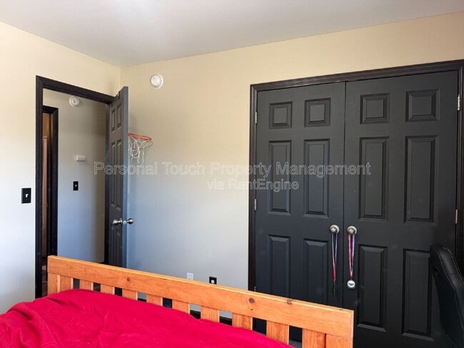 Building Photo - 4106 Clubhouse Dr S