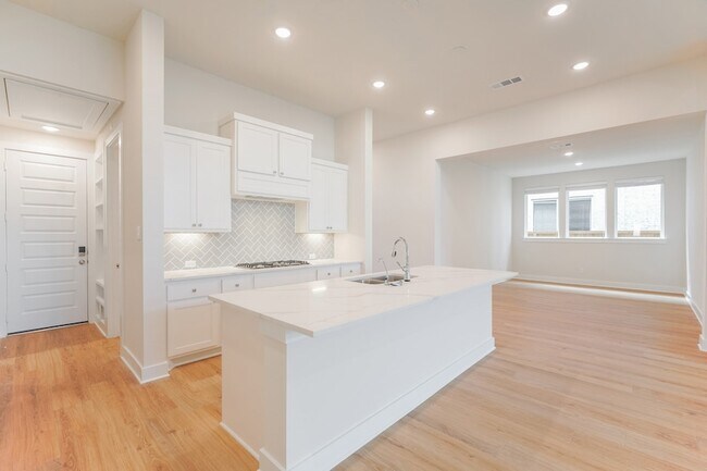 Building Photo - 28156 Graywood Dr
