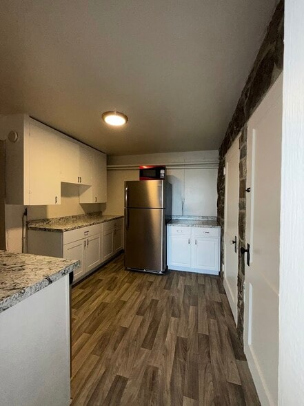 Building Photo - 1559 S Lininger Dr