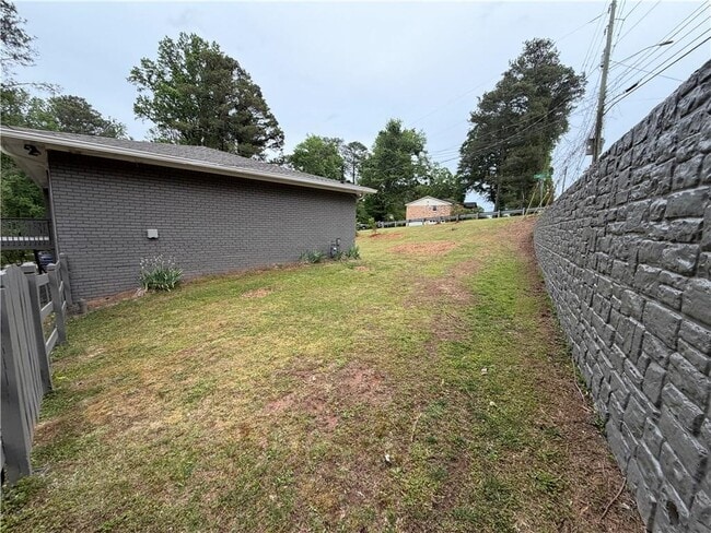 Building Photo - 3336 Camelot Dr NE
