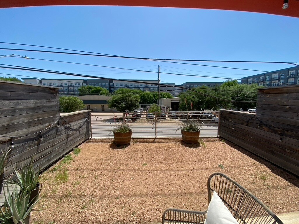 yard - 4361 S Congress Ave