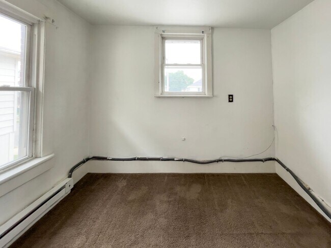 Building Photo - Space, Comfort & Location—Minutes from Ball State