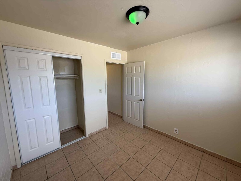 Building Photo - 705 W Irvington Rd