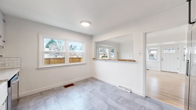 Building Photo - Lovely 3 bed/2 bath home w/2 car garage