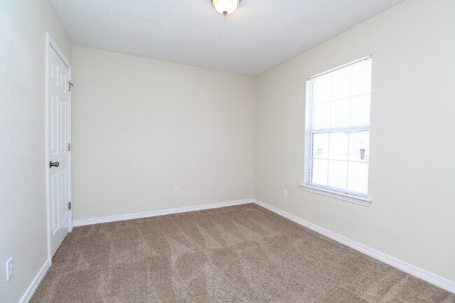 Building Photo - Spacious 3BR/2BA Home in Coral Village – A...